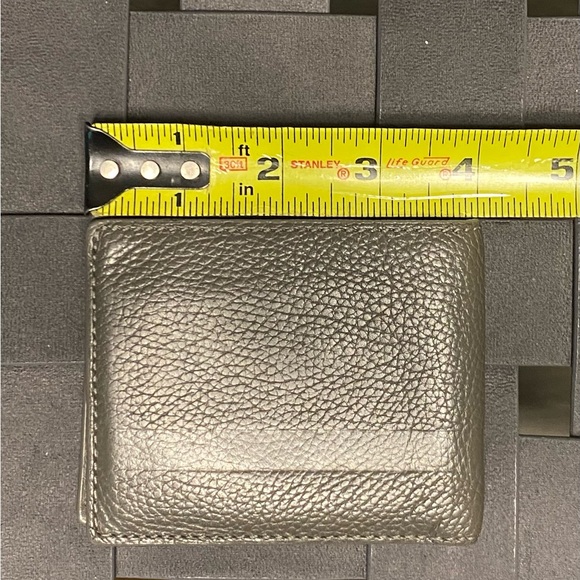 Coach Men’s Leather Wallet, Pre-Owned, Great Condition. 6 Card Slots. - Picture 5 of 6